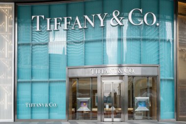 Singapur, Singapur - 01 Mayıs 2025: Tiffany and Co. mağaza önü Orchard Yolu üzerinde, modern mimari ve canlı renkler sergilenmektedir.