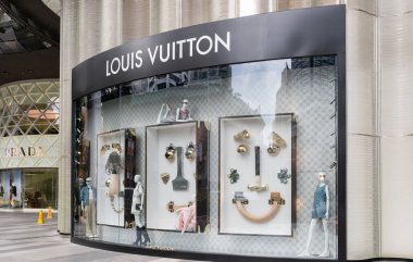 Singapur, Singapur - 01 Mayıs 2025: Louis Vuitton mağaza önü Orchard Road, Singapur 'da şık moda ürünleri sergiliyor