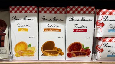 Penang, Malezya - 7 Temmuz 2025: Bonne Maman turtalarının üç çeşnisi vardır: Citron, çikolatalı karamel ve framboise, bir süpermarket rafında kutu başına dokuz parçayla düzenlenmiştir..