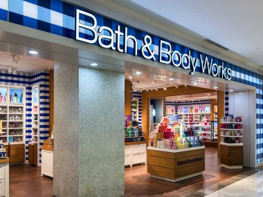 Penang, Malezya - 7 Temmuz 2025 Bath and Body Works kişisel bakım malzemeleri, losyonlar ve parfümlerle dolu raflar sergiliyor. İçi mavi aksanla aydınlanmış..