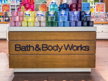 Penang, Malezya - 7 Temmuz 2025: Bath & Body Works 'te çeşitli renkli mumlar sergilenmektedir..