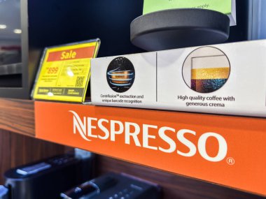 Penang, Malezya - 7 Temmuz 2025: Satış tabelası 799 gösteriyor, Nespresso özelliklerini vurguluyor merkezileştirme ve rafta bol kremalı yüksek kaliteli kahve de dahil..