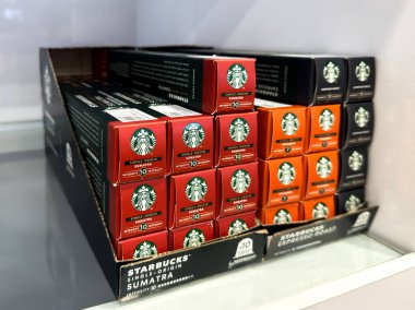 Penang, Malezya - 7 Temmuz 2025: Birkaç kutu Starbucks kahve kapsülü düzgünce bir rafa dizilmiştir. Kutu başına 10 kapsül içeren tatlar Sumatra içerir..