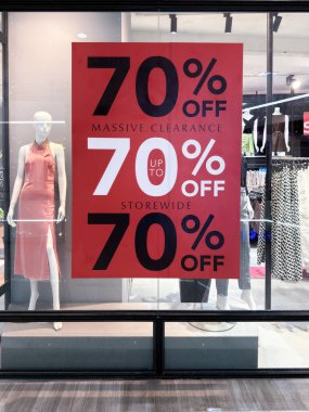 Penang, Malezya - 7 Temmuz 2025: Perakende mağaza vitrininde büyük bir satış tabelası% 70 indirimli, giyim ürünlerinde büyük bir indirim ve indirimi vurguluyor..