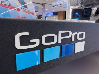 Penang, Malezya - 24 Haziran 2025: Duvarda düzenlenmiş çoklu GoPro renk kalibrasyon örneklerinin gösterimi