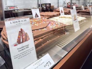 Penang, Malezya 25 Nisan 2025 Jaya Bakkal 'daki bir otomatik kontrol makinesi müşterilerin alışverişlerini verimli bir şekilde yapmalarını sağlar..