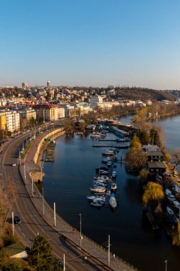 Prag'da Vltava Nehri üzerinde liman için havadan görünümü