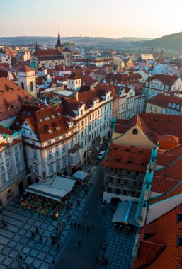 Prag'da gün batımı. Havadan görünümü