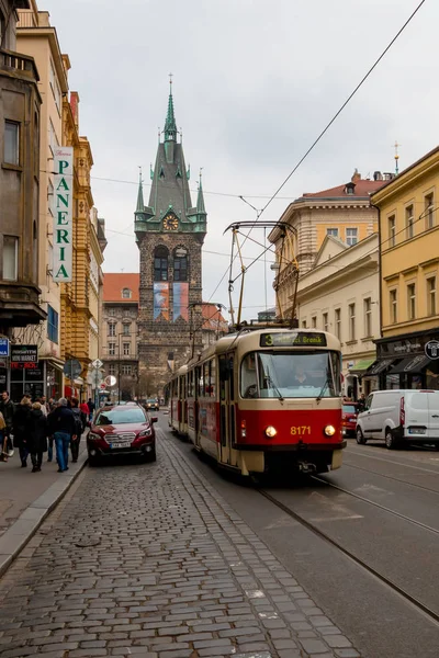 Красный трамвай, туристы и башня Генри в Праге — стоковое фото