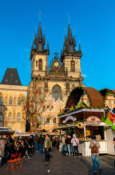 Mercado de Pascua en la Plaza de la Ciudad Vieja de Praga —  Fotos de Stock