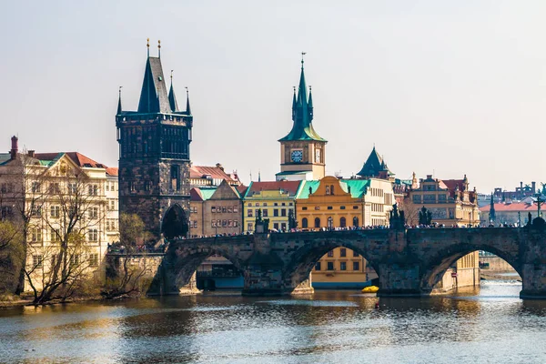 Karlsbrücke und Moldau in Prag — Stockfoto