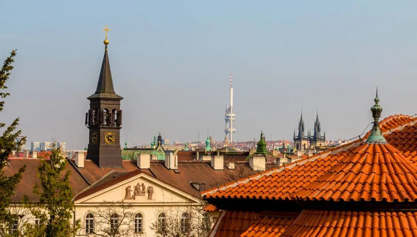 Plåttak av gamla stan och Zizkov Tv i Prag — Stockfoto