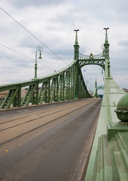 Δρόμος Στη Γέφυρα Liberty Στην Πόλη Βουδαπέστη Πρωτεύουσα Της Ουγγαρίας — Φωτογραφία Αρχείου