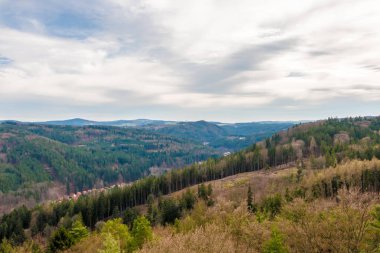 Tepeler orman ile. Doğa manzaralı panoramik manzara