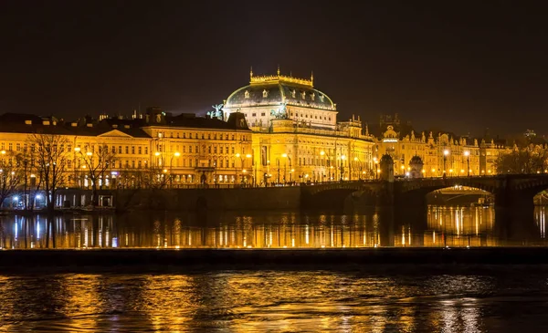 Théâtre national de Prague, rivière Vltava la nuit — Photo