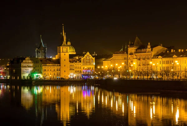 Éjszakai nézetet, a régi város és a Moldva folyó partján, Prága — Stock Fotó