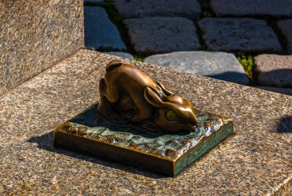 Bronzen sculptuur van konijn in Neurenberg, Duitsland — Stockfoto