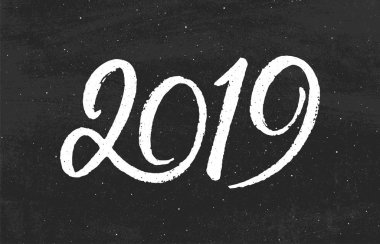 Mutlu yeni yıl 2019 tebrik kartı tasarımı tipografi metin siyah kara tahta arka plan ile. Vintage vektör çizim elle çizilmiş domuz için Çin yılı yazı ile.