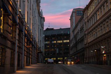 Helsinki'de gün doğumunda şehir caddesi, Finlandiya