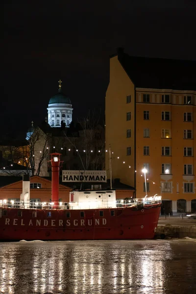 Båt i hamn och Helsingfors domkyrka i Finland — Stockfoto