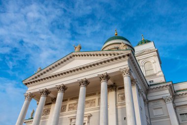 Güneşli bir günde Helsinki Katedrali. Lutheran kilisesi