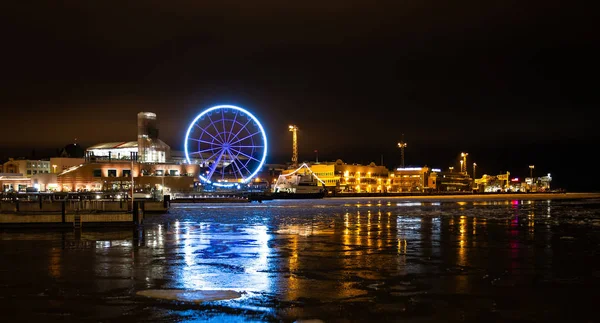 Helsinki terraplén con noria en la noche — Foto de Stock