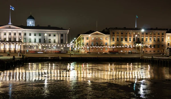 Stadsgezicht van Helsinki in de nacht. Europe town — Stockfoto