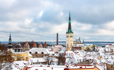Tallinn şehrinin ve St Olaf Kilisesi'nin havadan görünümü