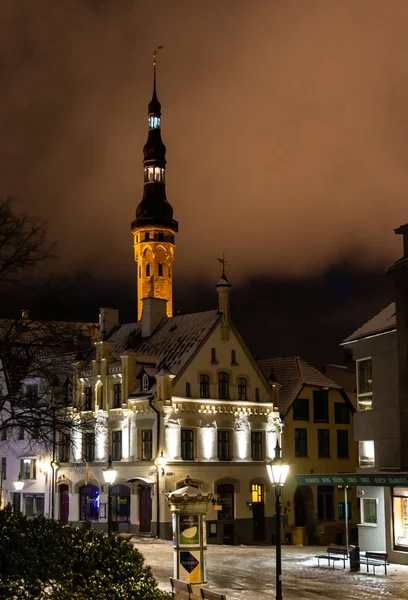 エストニア、タリンの旧市街の夜 — ストック写真