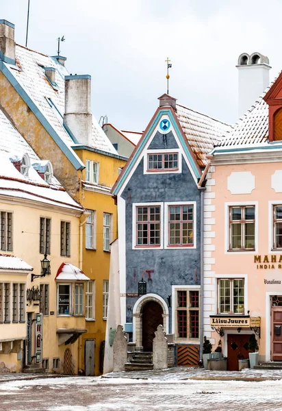 Edifícios na praça principal na cidade velha de Tallinn — Fotografia de Stock