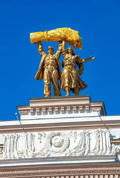 Esculturas doradas en la entrada de VDNH en Moscú — Foto de Stock
