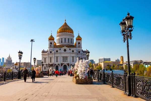 Kathedraal van Christus de Heiland. Lente in Moskou — Stockfoto