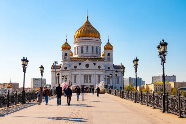 Kathedraal van Christus de Heiland. Lente in Moskou — Stockfoto