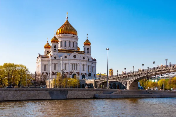 Kathedraal van Christus de Heiland. Lente in Moskou — Stockfoto