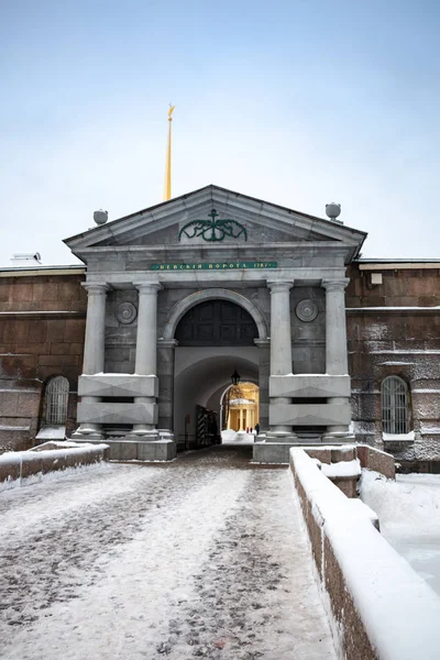 Tor in der festung peter und paul, saint-petersburg — Stockfoto