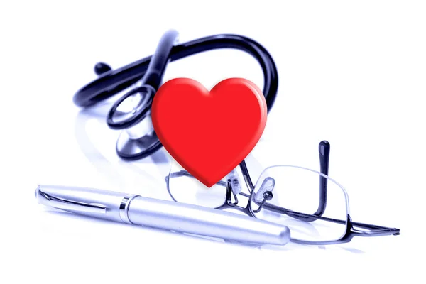 Καρδιά Γυαλιά Στυλό Και Στηθοσκόπιο Για Λευκό Φόντο Κρατήστε Σας — Φωτογραφία Αρχείου