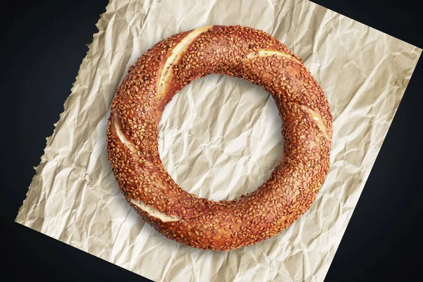 Färsk Turkisk Bagel Ett Skrynkligt Papper — Stockfoto