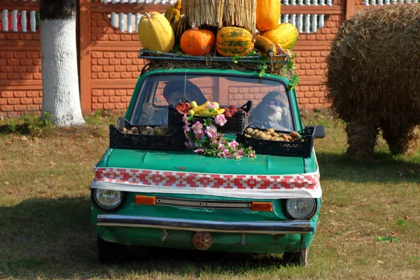 Viejo Coche Está Cargado Con Una Cosecha Verduras Frutas —  Fotos de Stock