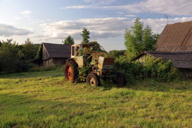 Kırsal alan. Eski ve paslı. Terk edilmiş traktör..
