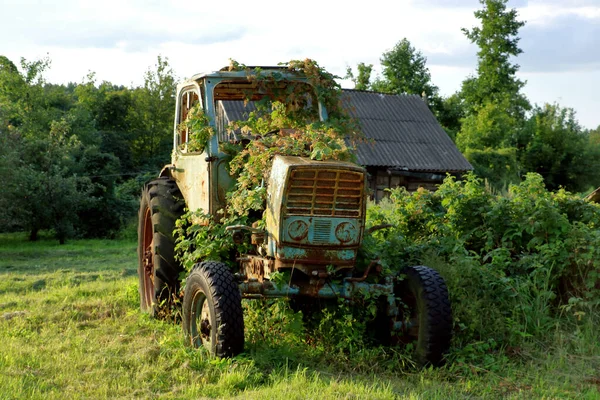 Rural Landscape Old Rusty Abandoned Tractor Overgrown Greenery — Stock Photo, Image