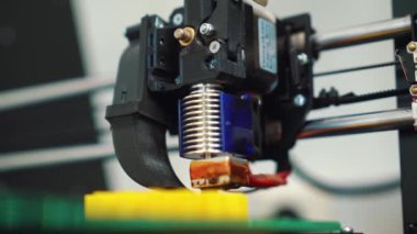3D yazıcı ürün oluşturma işlemini gerçekleştiriyor
