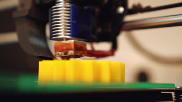 3D印刷機は黄色い歯車を作成します — ストック動画