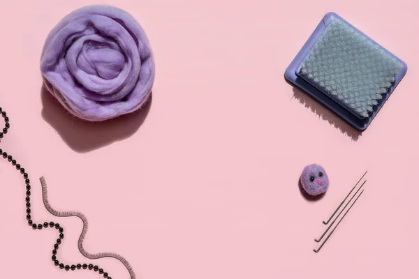 Keçeleşmek için yün. Yaratıcı sanatlar için leylak yünü. Oyuncak için kadro başı. İğneler. 