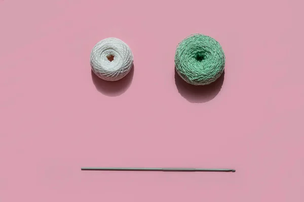 İki top ip ve bir kanca.