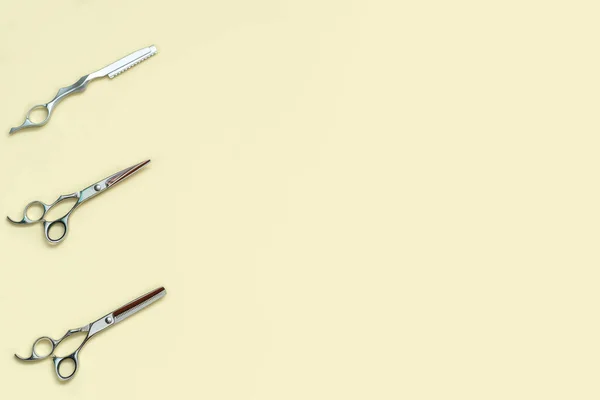 Sarı arka planda kuaför aksesuarları, üst manzara. Sarı arka planda düzenlenmiş profesyonel kuaför araçları koleksiyonu. 