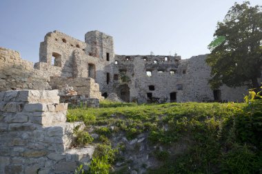 Tenczyn Kalesi - Krakow-Czstochowa Yaylası üzerinde yalan bir ortaçağ kalesi kalıntıları ediyor,