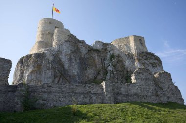 Rabsztyn - Krakow-Czstochowa Yaylası üzerinde yalan bir ortaçağ kalesi kalıntıları ediyor,