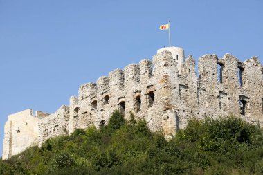 Rabsztyn - Krakow-Czstochowa Yaylası üzerinde yalan bir ortaçağ kalesi kalıntıları ediyor,