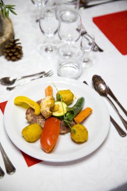 Dekore edilmiş bir Noel masa üzerinde bir tabakta et güzel hizmet bölümü