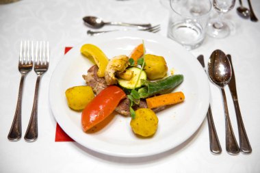 Dekore edilmiş bir Noel masa üzerinde bir tabakta et güzel hizmet bölümü